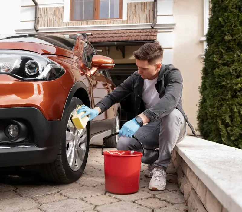 Lavage auto à domicile Villaroger : professionnel intervenant sur un véhicule